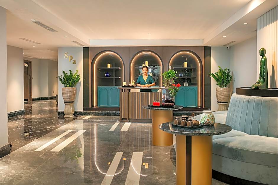 May De Ville Lakeside Hotel