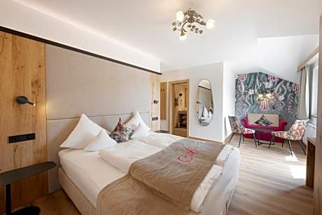 Family Room (2 Adults + 2 Children)
