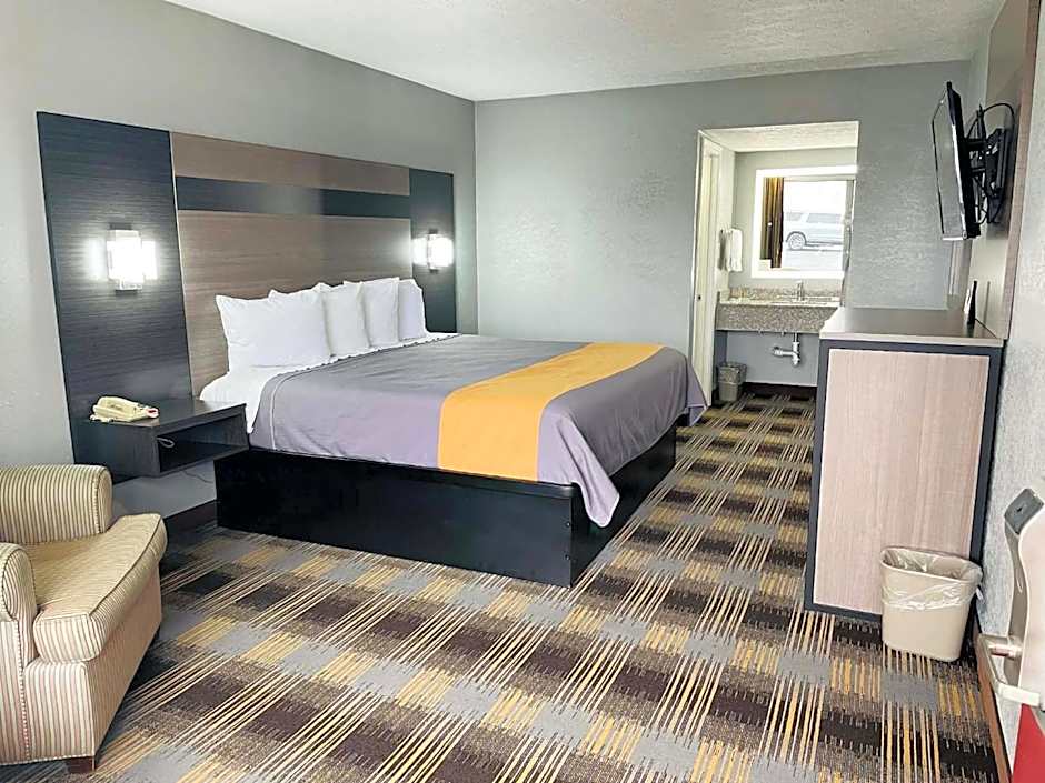 Travelodge by Wyndham Sellersburg / Louisville North
