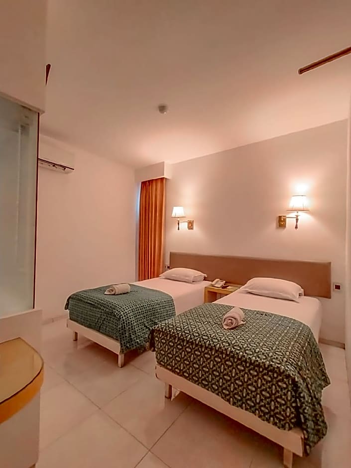 Dewarna Hotel Arifin