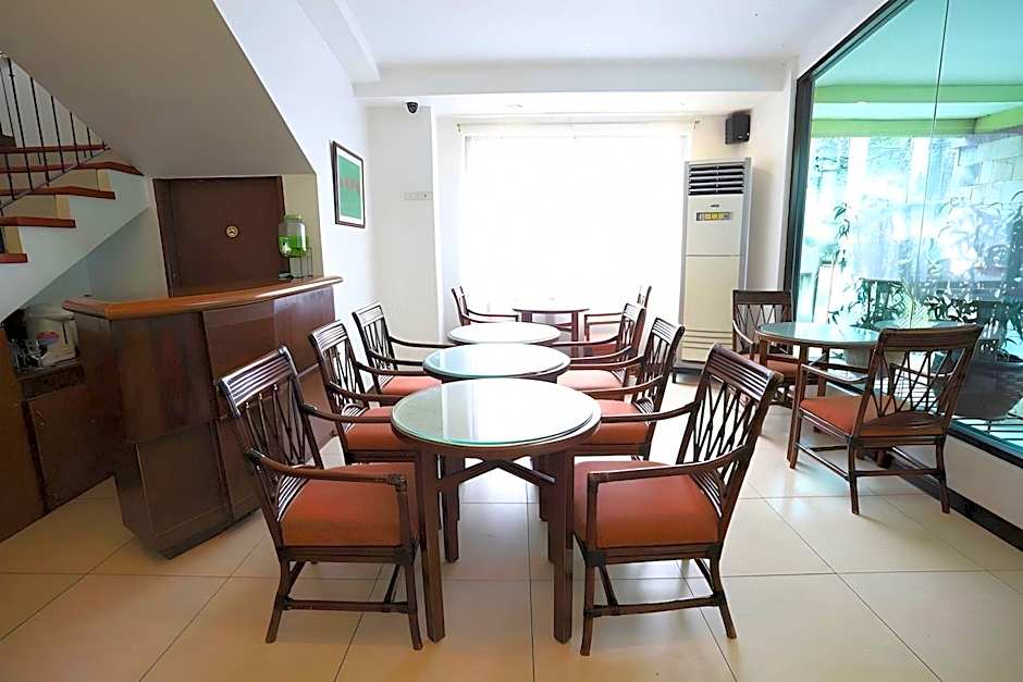 OYO 210 Apple Tree Suites