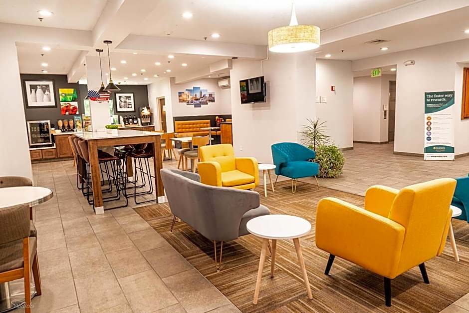 Quality Inn & Suites Oakwood Village - Cleveland South