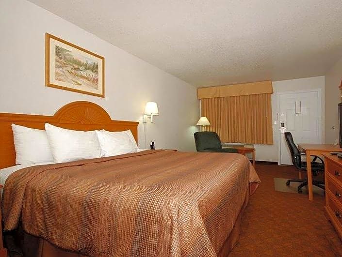 Super 8 by Wyndham Cleburne