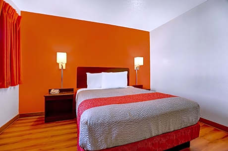 1 Queen Bed - ADA, RI Shower, Nsmk, Kitchen