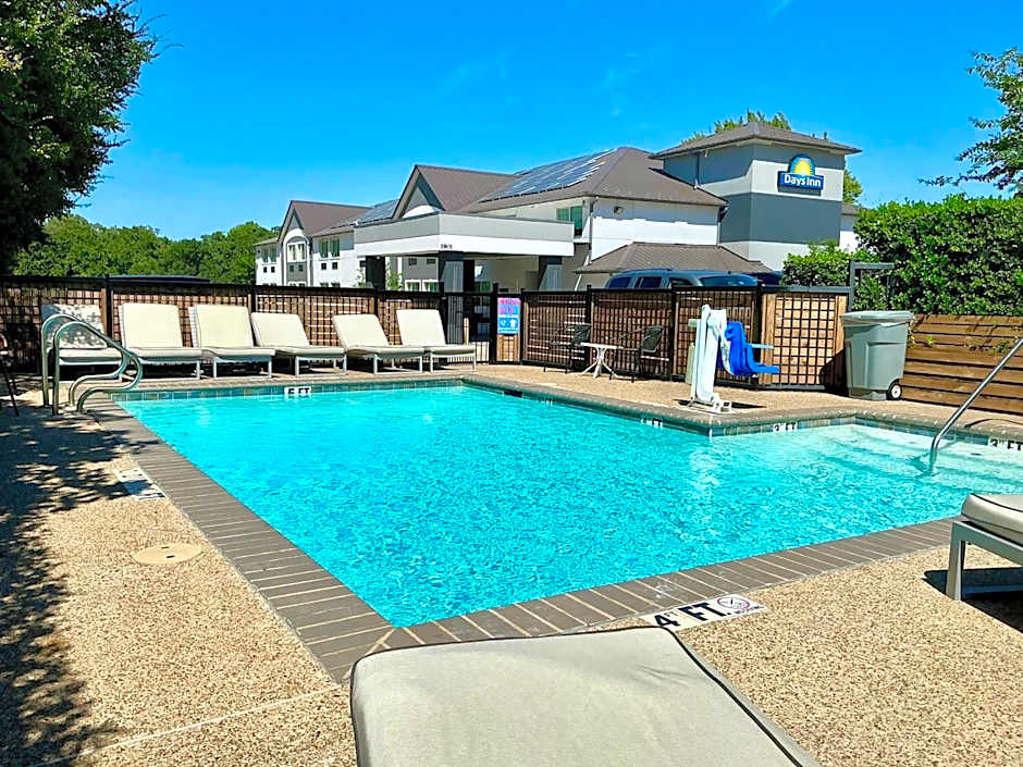 Days Inn by Wyndham Arlington