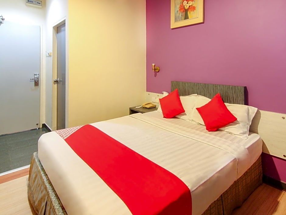 Super OYO 43930 Hotel Esplanade