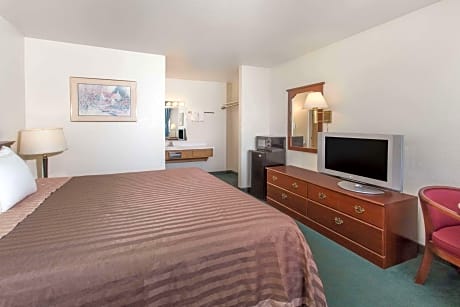 1 Queen Bed Mobility Accessible Room Non-Smoking