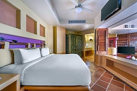 One-Bedroom King Suite with Plunge Pool and Partial Ocean View