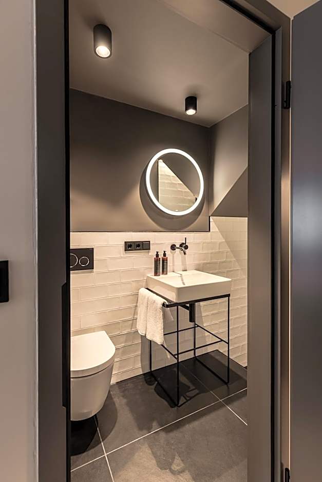 THE ADAMS - Self Check In Hotel