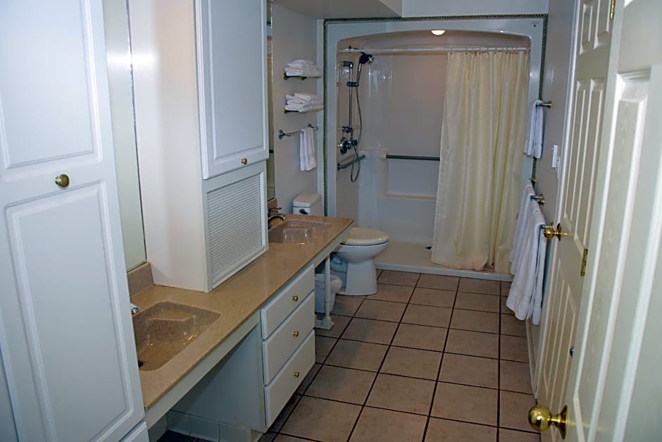 Longliner Lodge and Suites