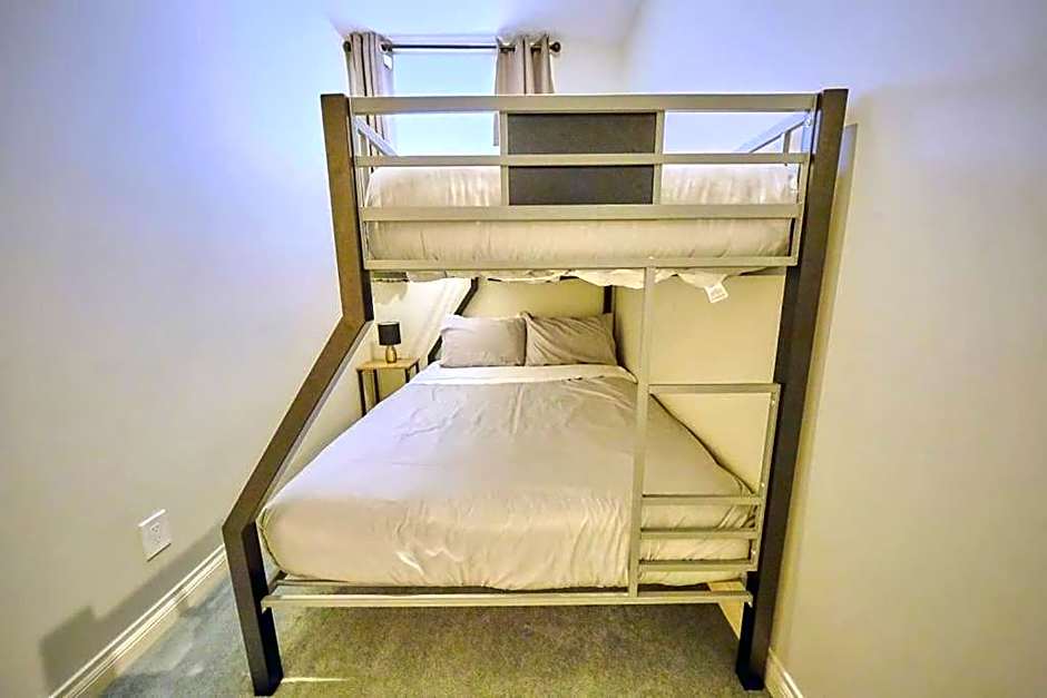 Casa Pura Vida Hot Tub, Pool & Ping Pong Tables w Backyard & BBQ Come stay