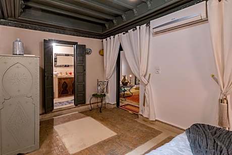 Deluxe Room (2 Adults + 1 Child)