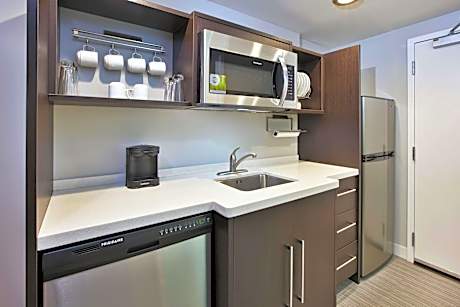 1 Queen Bed Studio Nonsmoking