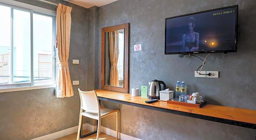 18 Coins Cafe & Hostel