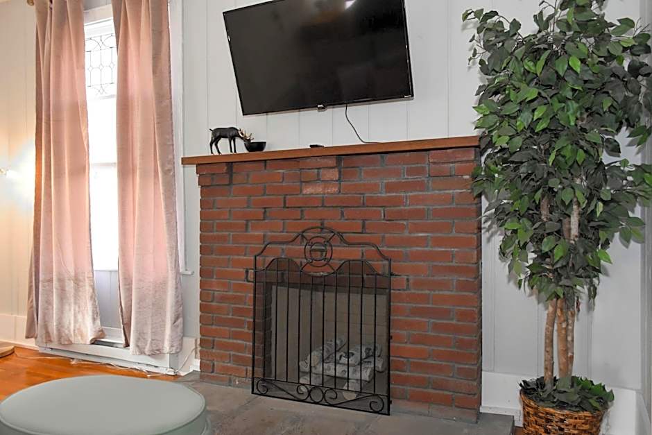 Walk To Parks, Dining & Lake! Game Room! Hot Tub!
