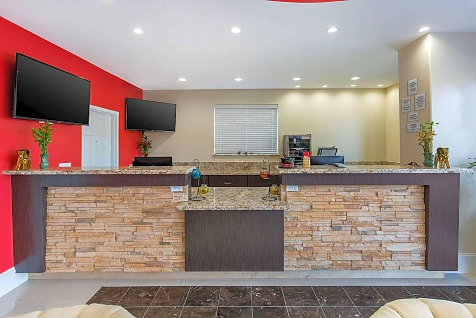 Econo Lodge Inn & Suites