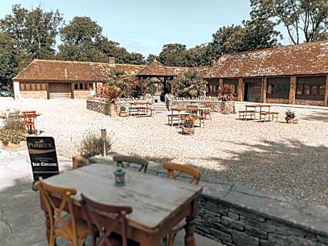 Kingston Country Courtyard