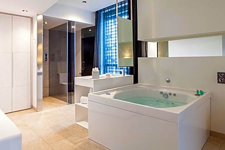 Suite (Jacuzzi) (1 King Bed)