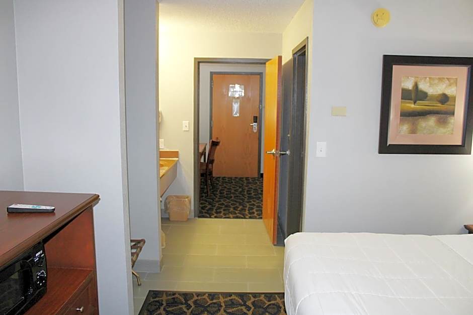 Greenlight Inn & Suites St James