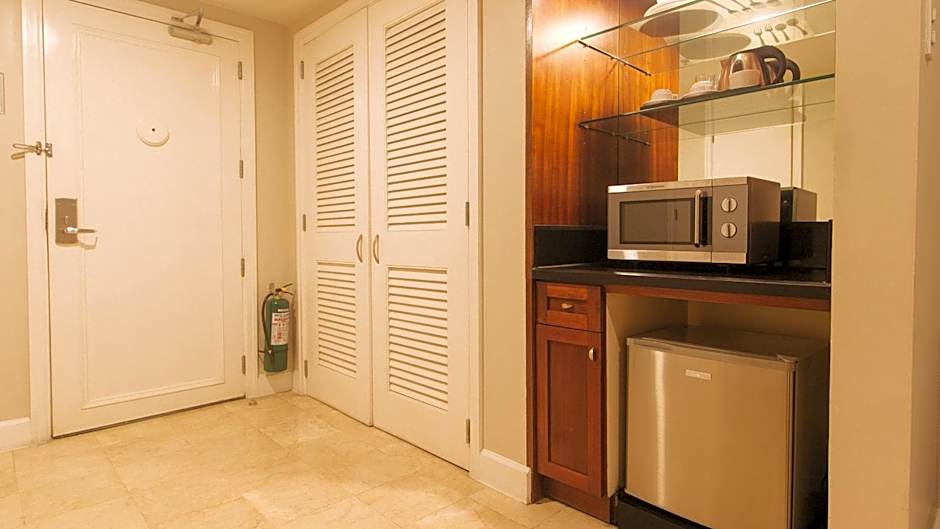 RedDoorz Premium @ The Residences Olympia Makati