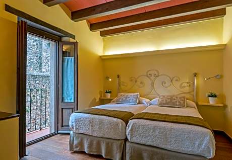 Standard Twin Room with Balcony