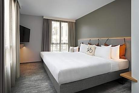 Moxy Queen Suite