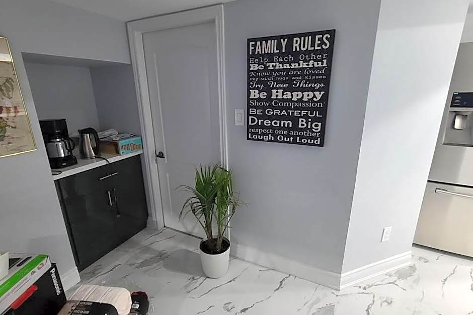 LUXURY 2-BEDROOMS UNIT WITH WIFI, LDR & PARKING.