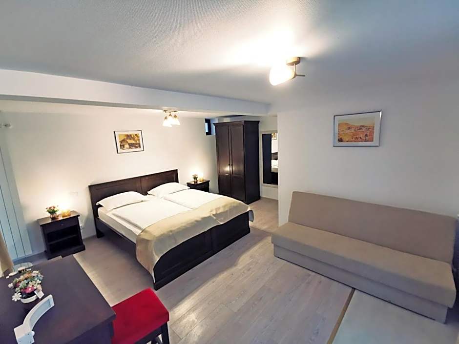 Complex Parc Pini Moinesti