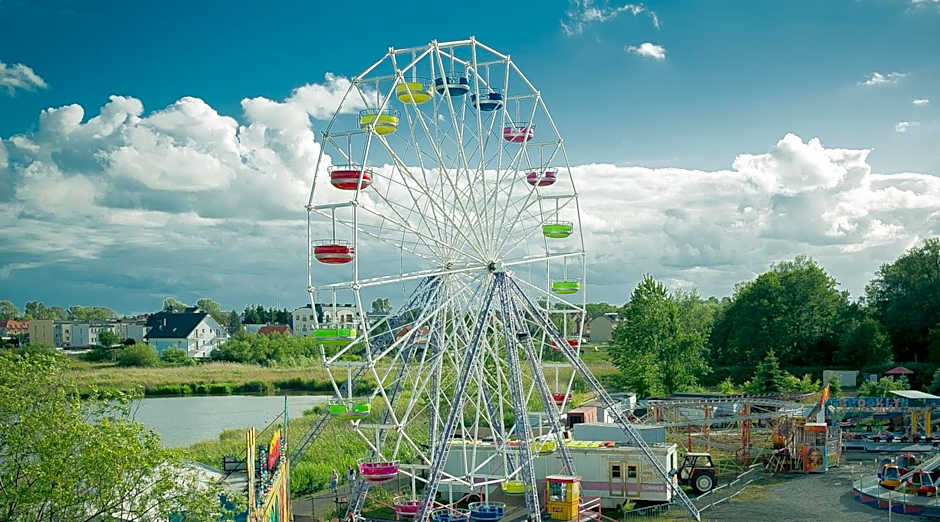 Marina Mielno z widokiem na jezioro