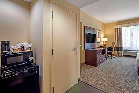 King Room with Roll-In Shower - Accessible/Non-Smoking