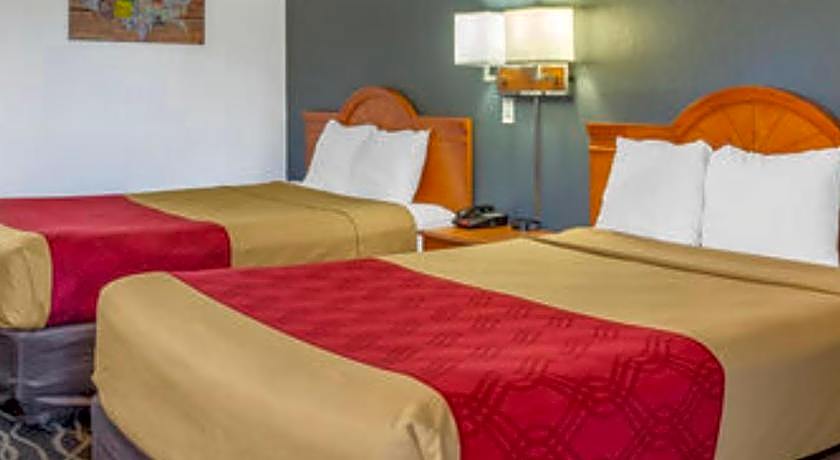 Econo Lodge Inn & Suites