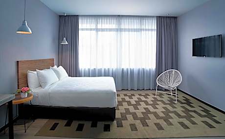 Deluxe - 1 Queen Bed