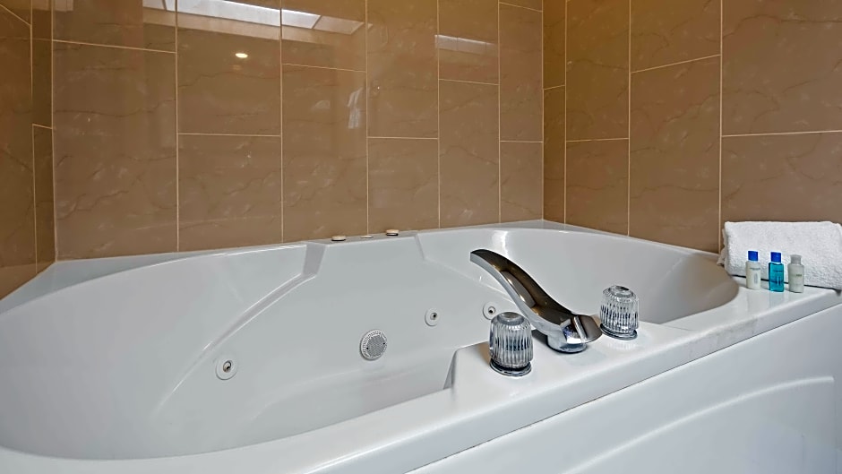 Photo 1 of 3 of 1 King Bed with Sofabed, Whirlpool, Forest View