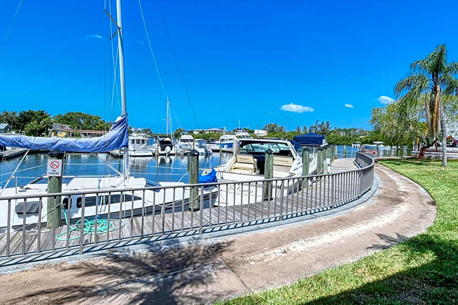 Waterfront Room, Heated Pool, Tiki Bar & Grill