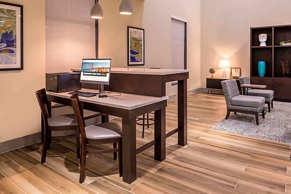 Holiday Inn and Suites Dallas-Addison By IHG