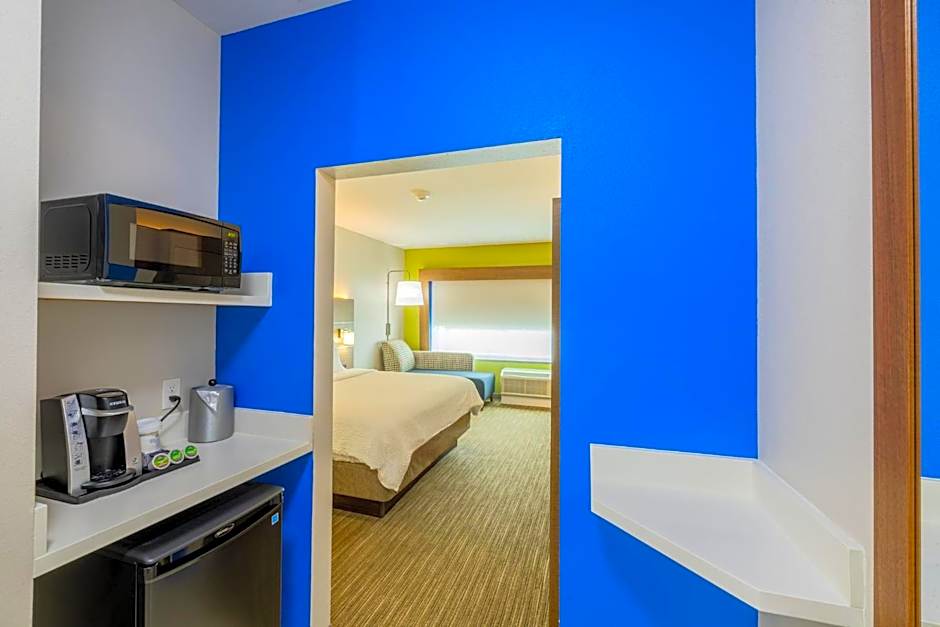 Holiday Inn Express and Suites Lindale By IHG
