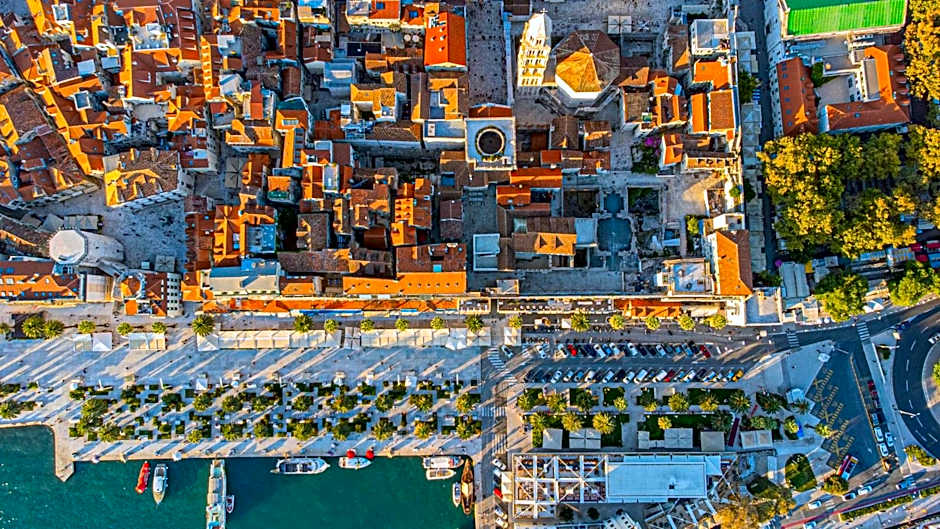 Apartment - free parking in garage , mountain and seaview , quiet neighbourhood