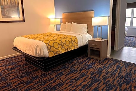 Suite with One King and One Queen Bed - Non-Smoking