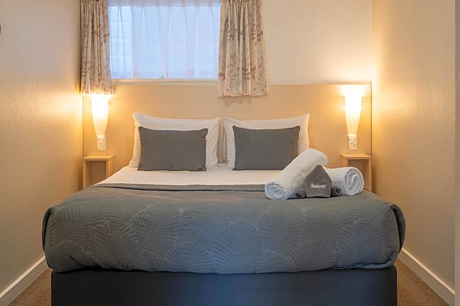 Hananui Lodge and Apartments