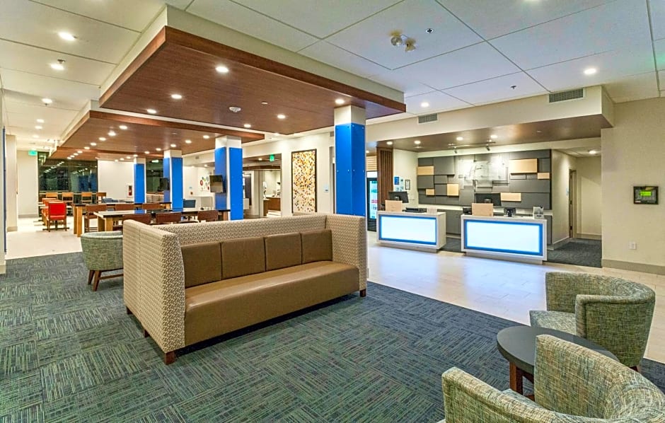 Holiday Inn Express & Suites - Dodge City, an IHG Hotel