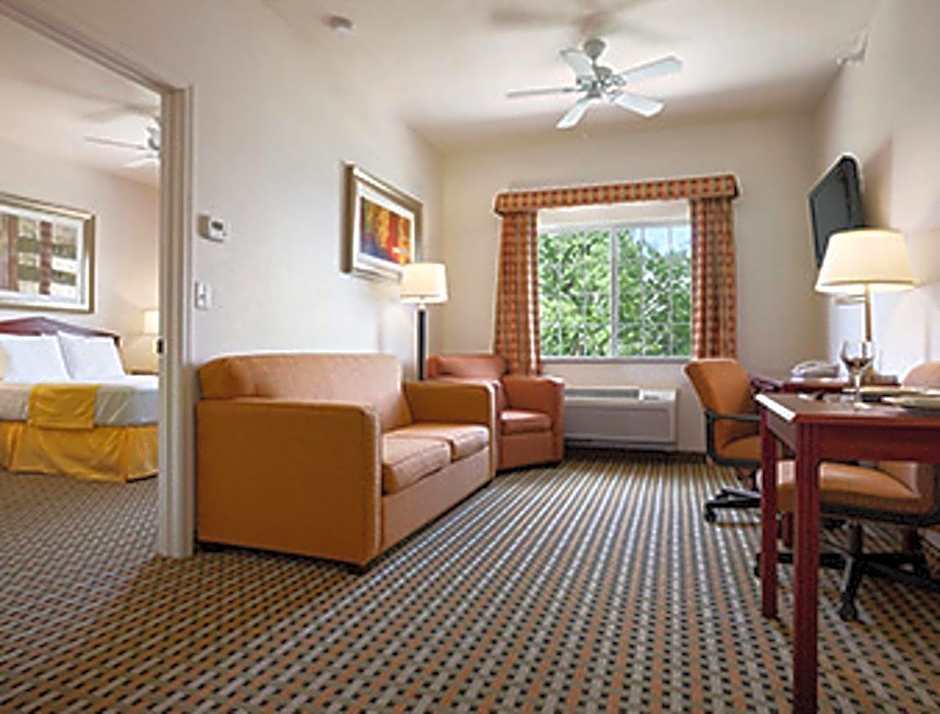 Days Inn & Suites by Wyndham Columbus NE