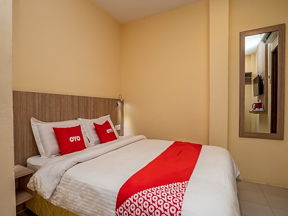 OYO 44078 The Island Hotel