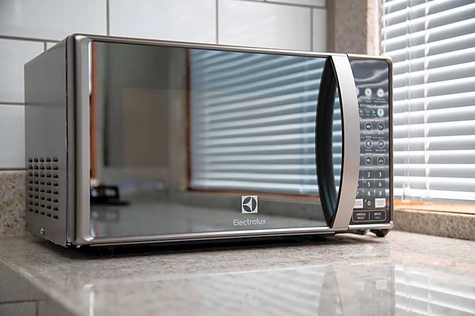 ESPAÇO 250 - Apto mobiliado, 3 quartos, sendo uma suíte, banheiro social, cozinha completa, sala de estar, ar condicionado, tv e internet