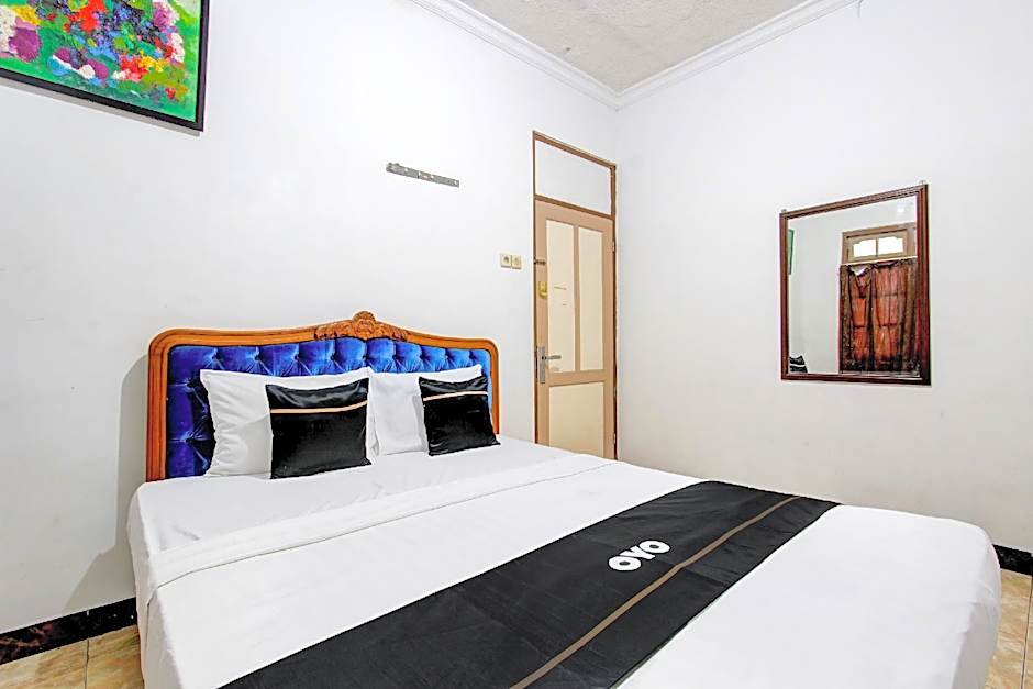 Capital O 93653 Kinasih Hotel