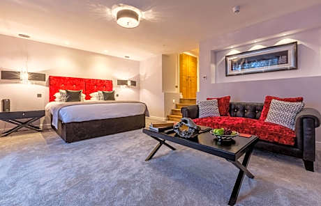 Luxury Suite with Hot Tub