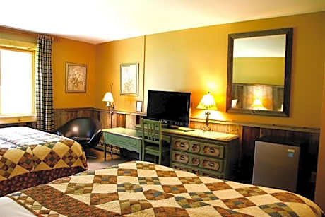 Deluxe Queen Room with Two Queen Beds