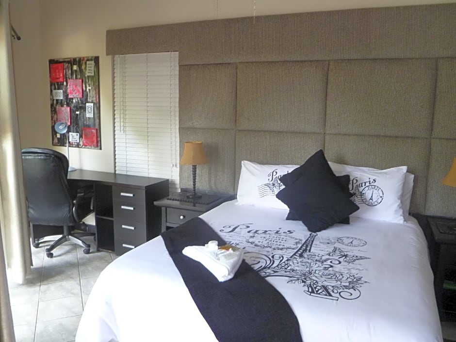 Photo 1 of 4 of 1 Queen Bed