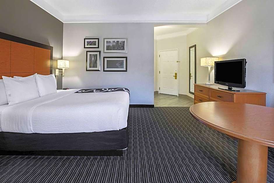 La Quinta Inn & Suites by Wyndham Dallas Arlington South
