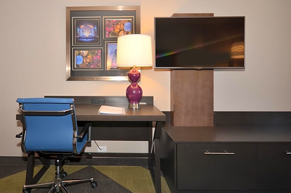 Holiday Inn Express & Suites Oklahoma City Mid - Arpt Area, an IHG Hotel