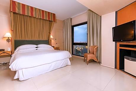1 Bedroom Executive Suite, Bedroom 1: 1 King, Bedroom 2 City View
